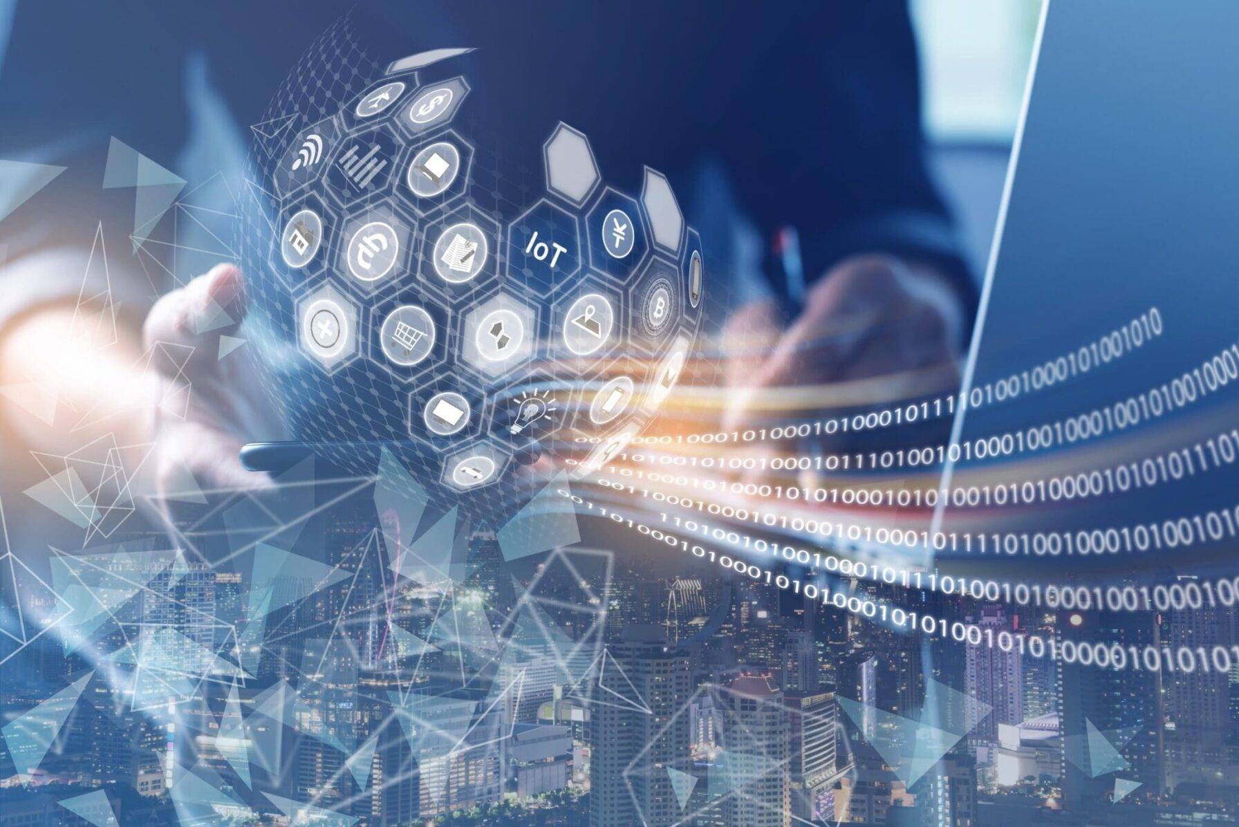 Marketing numérique, IoT, Internet des objets, concept omnicanal. Double exposition d'un homme d'affaires utilisant une application mobile via un smartphone, travaillant sur un ordinateur portable avec des icônes Web et une ville intelligente, technologie moderne à l'écran